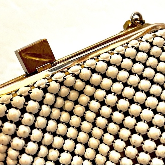 WHITING AND DAVIS CO VINTAGE PEARL HANDBAG WITH GOLDEN SNAP CLOSURE - Picture 3 of 10